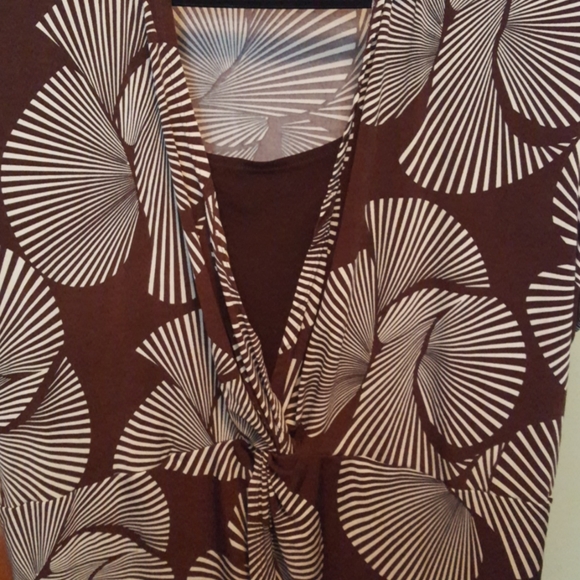 Woman's shortsleeve pattern top - Picture 2 of 4